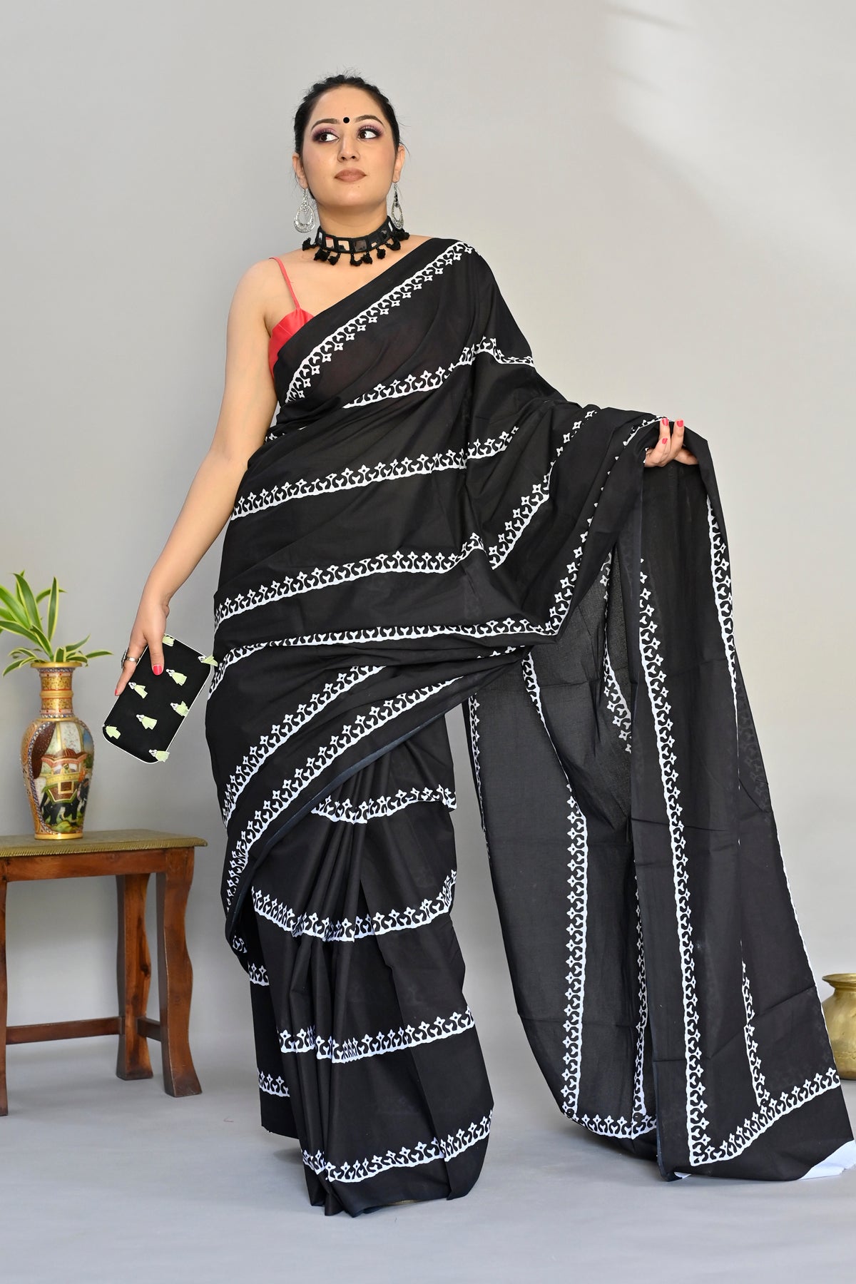 Shining Black Color Color Pure Cotton Lilen With Digital Printed Designer Saree