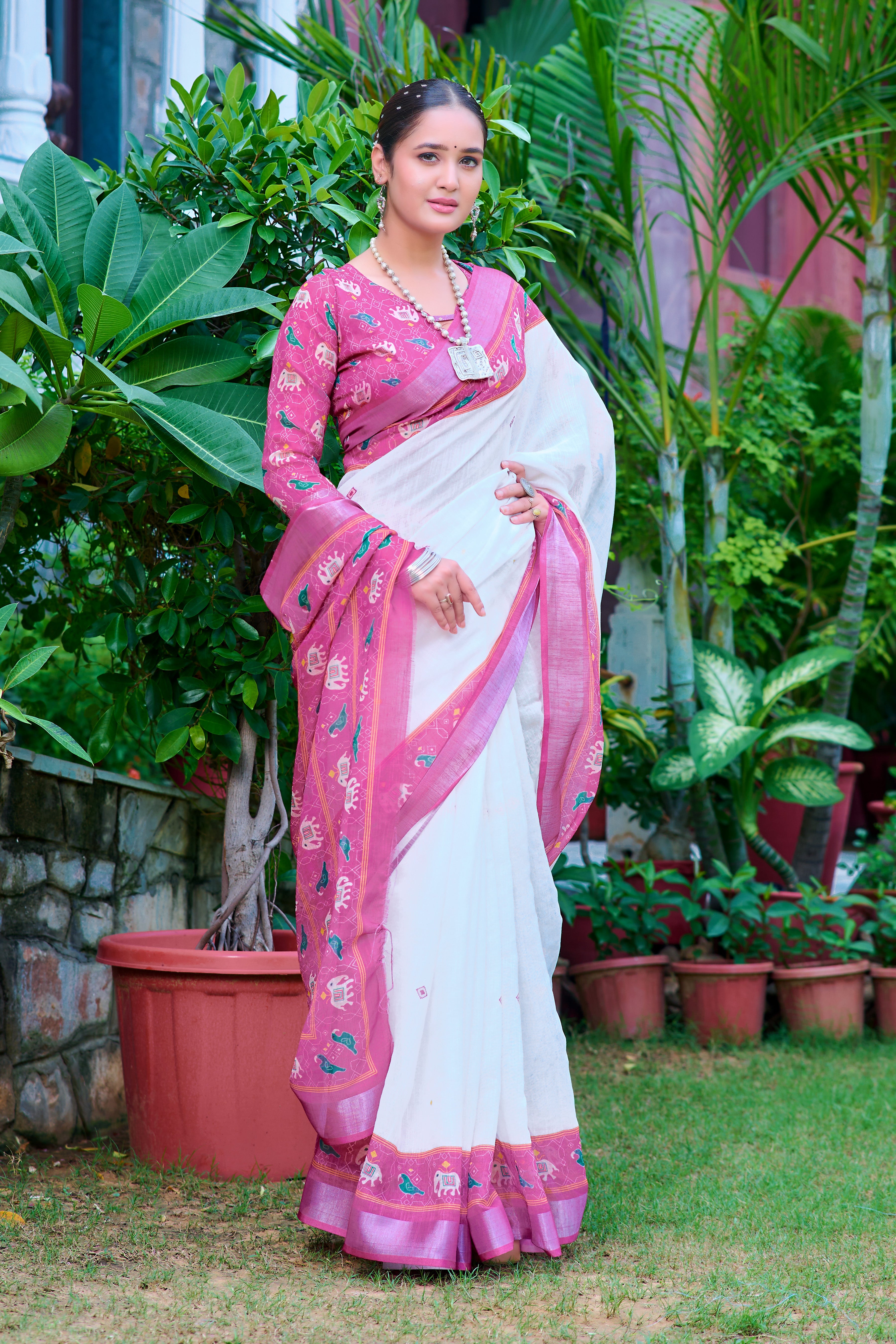 Innovative Pink And White Color Color Pure Cotton Lilen With Digital Printed Designer Saree