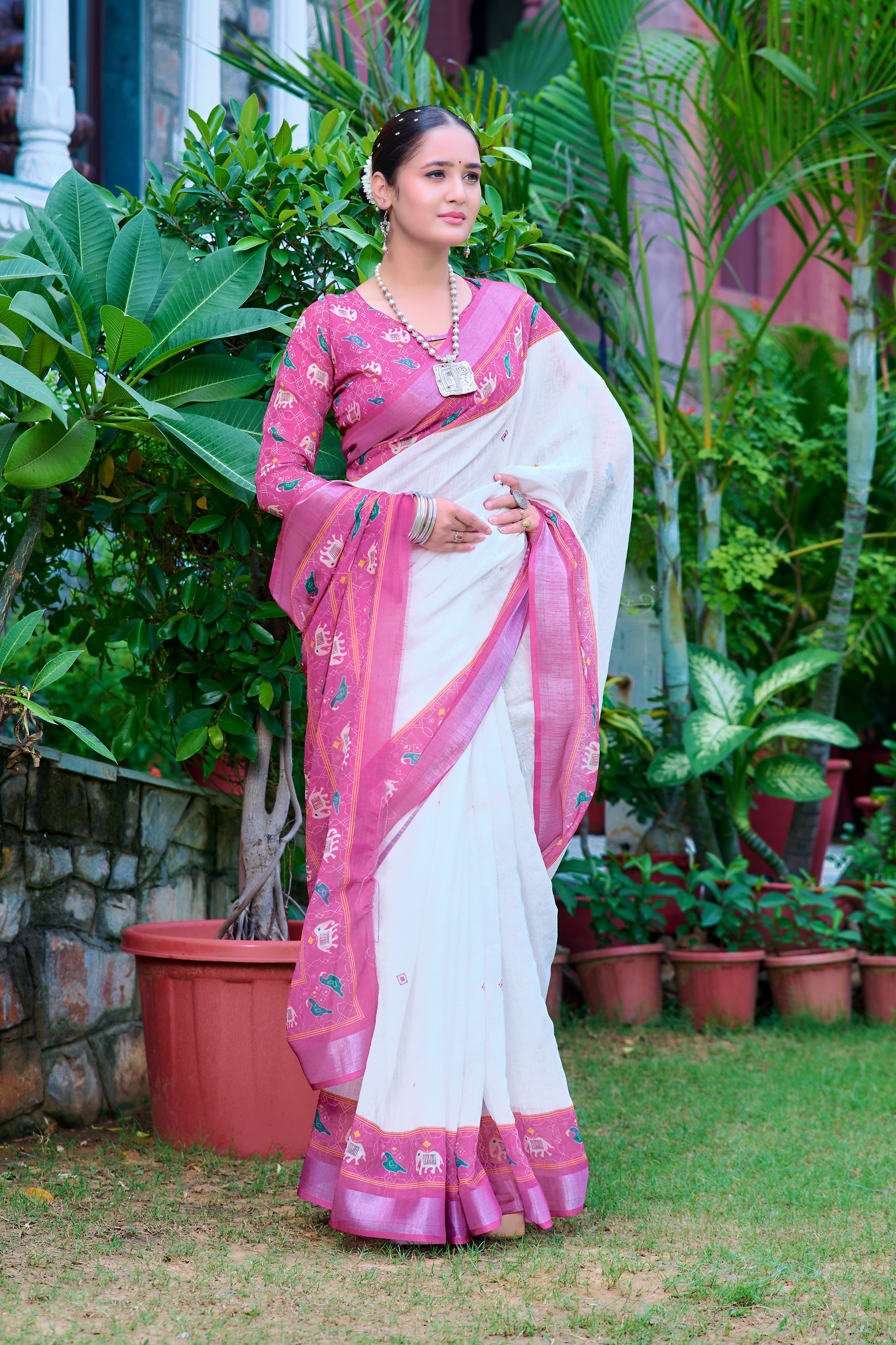 Innovative Pink And White Color Color Pure Cotton Lilen With Digital Printed Designer Saree