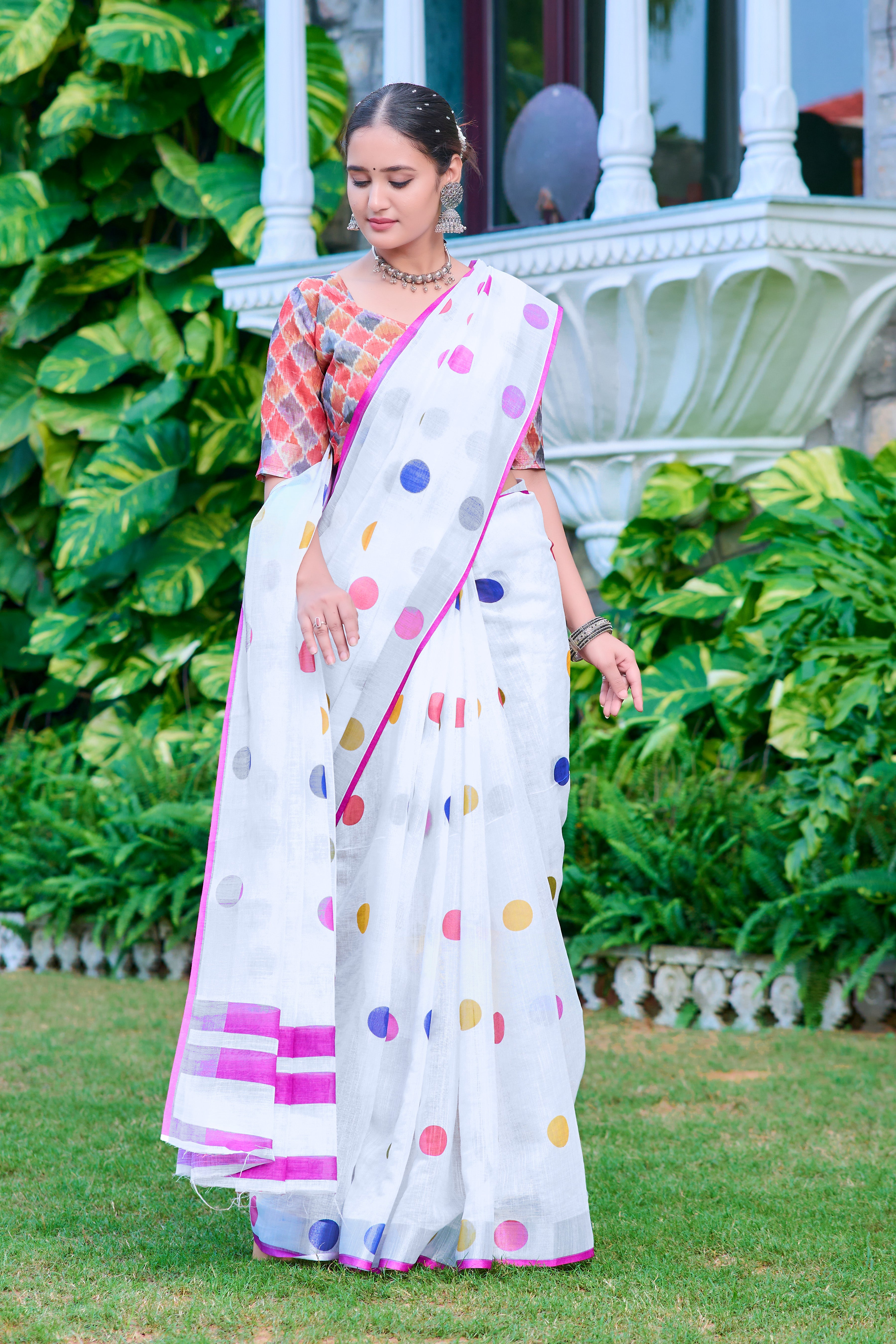 Classy White Color Color Pure Cotton Lilen With Digital Printed Designer Saree