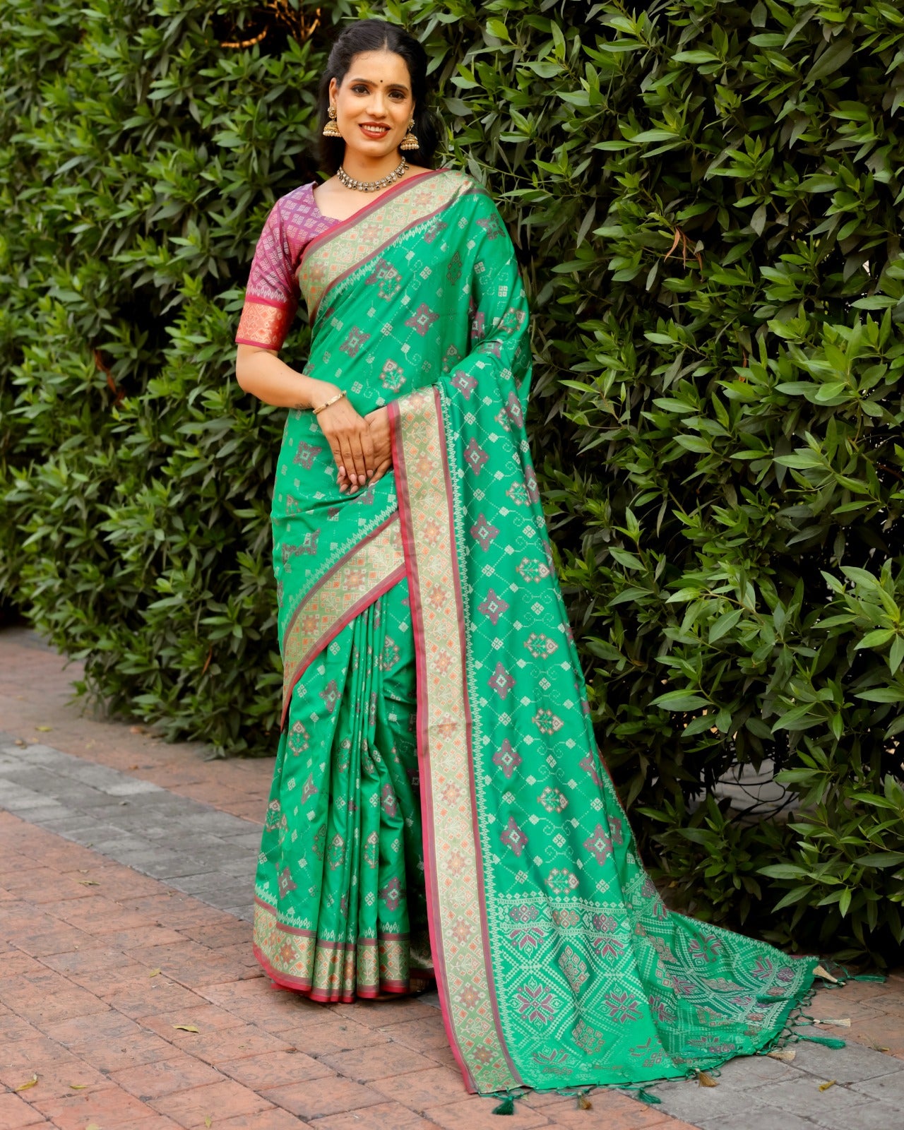 Dazzling Patola Silk Aqua Green Color Kanchi Border Saree