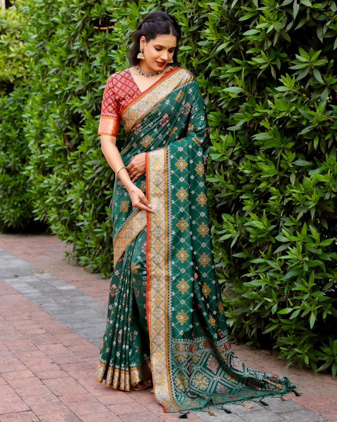 Dazzling Patola Silk Green Color Kanchi Border Saree