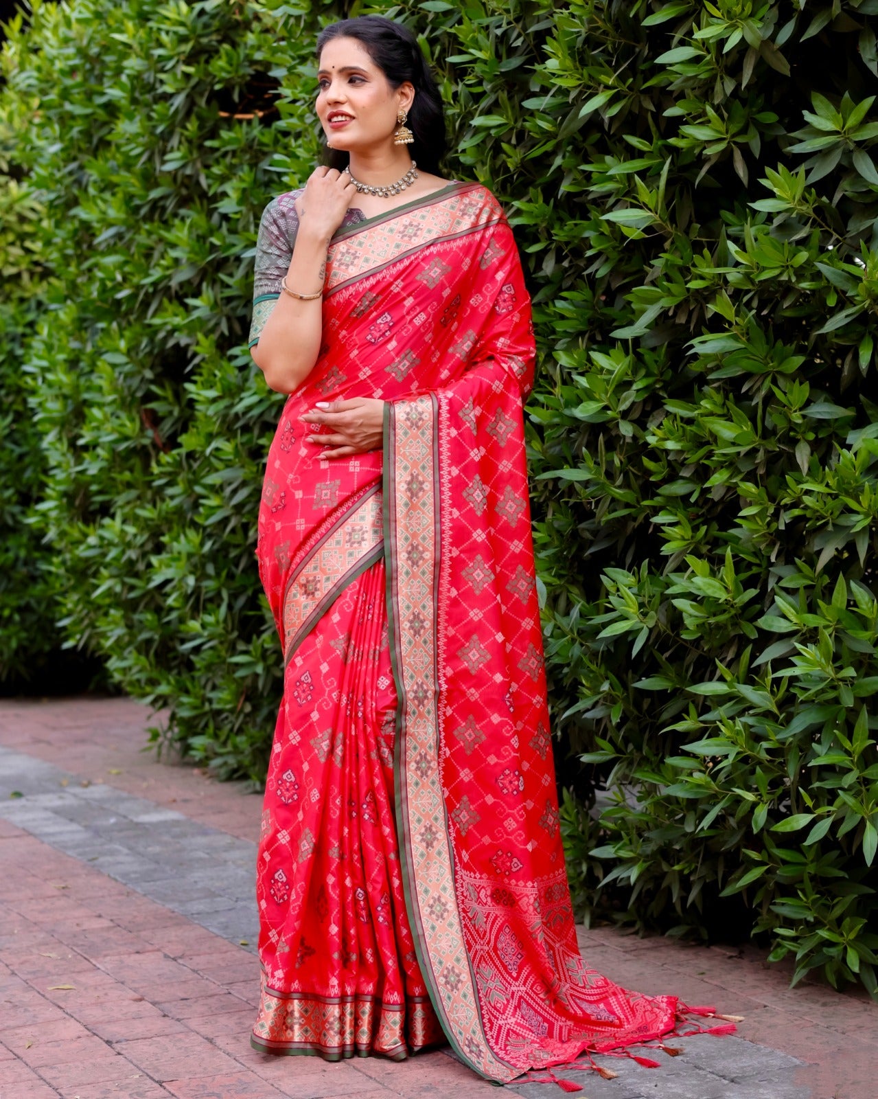 Dazzling Patola Silk Pink Color Kanchi Border Saree